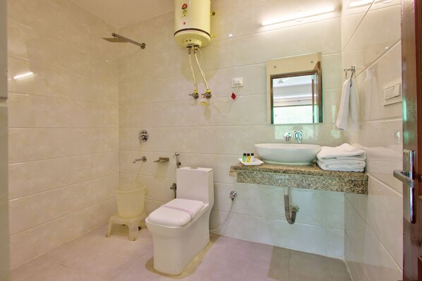 Un baño con inodoro, lavabo y bidé.