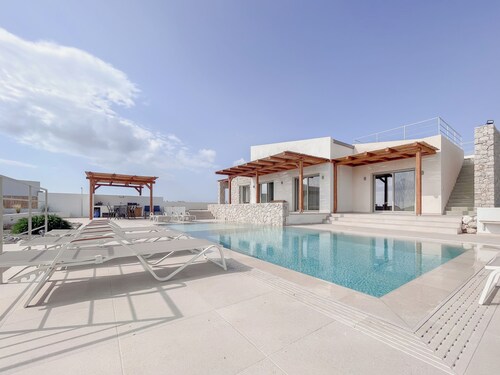 Stylish Beach House 4 BR w/pool - 1 min from the beach!