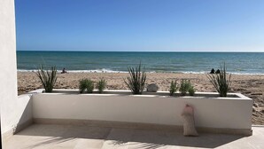 Un balcon avec vue sur la plage et l’océan.