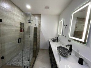 Douche, sèche-cheveux, serviettes fournies, savon
