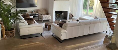 تلفزيون، مشغل دي في دي، كُتُب، ستيريو