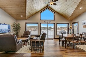 Smart-tv, een open haard en tafelvoetbal