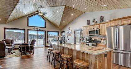 Beach Lake Cottage with Hot Tub