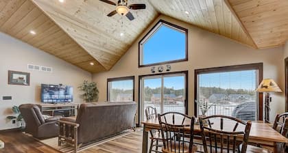 Beach Lake Cottage with Hot Tub