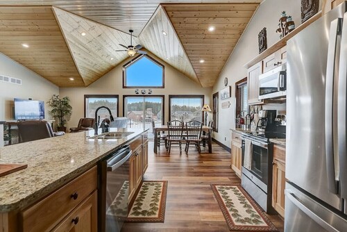 Beach Lake Cottage with Hot Tub