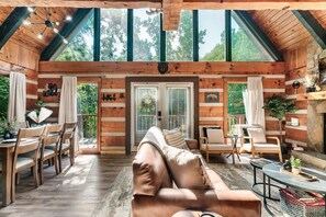 تلفزيون ذكي، مدفأة، كُت ُب