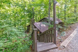 Property grounds - Perfect Cabin in the Woods! HOT TUB & Game Room! (Sevierville)