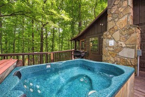 Terrace/patio - Perfect Cabin in the Woods! HOT TUB &  Game Room! (Sevierville)