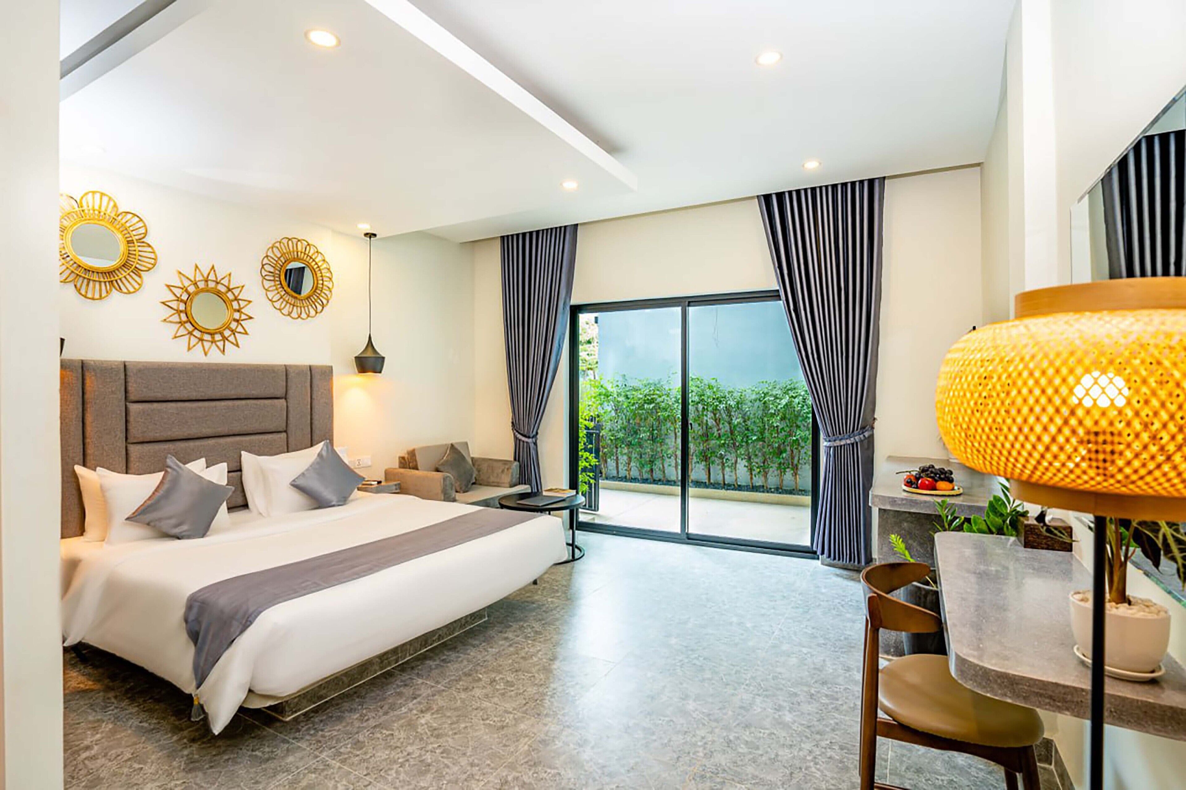 Minibar, in-room safe, desk, soundproofing