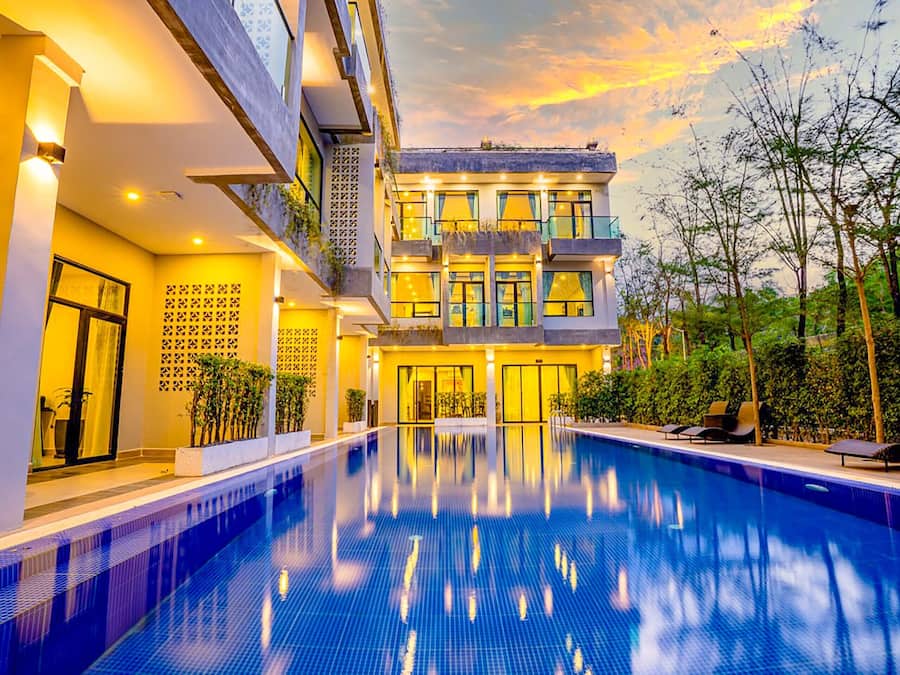 Una piscina al aire libre