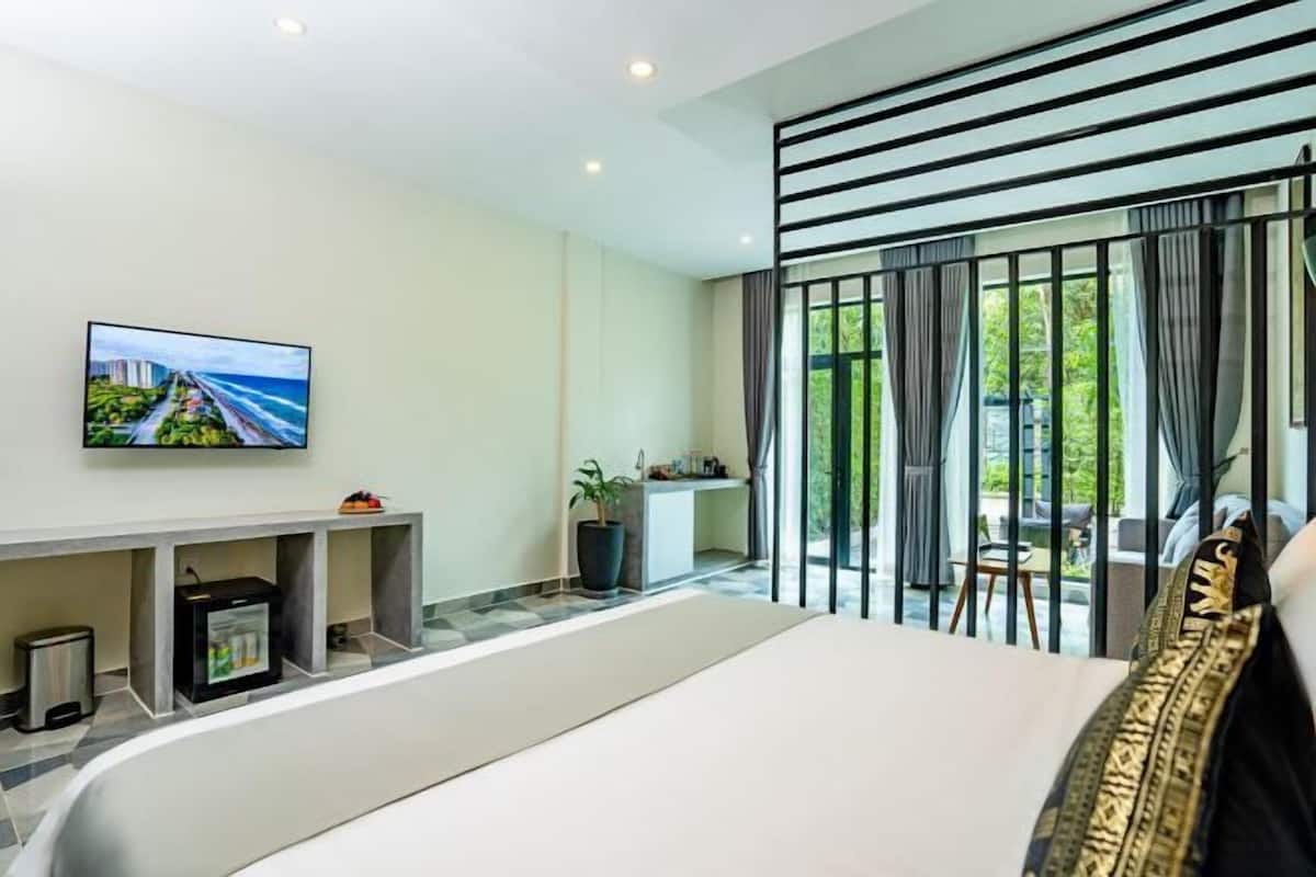 Minibar, in-room safe, desk, soundproofing