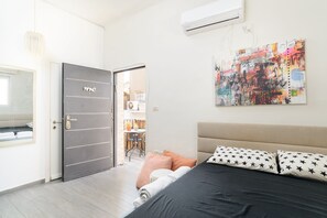 Classic Studio | Iron/ironing board, free WiFi, bed sheets - Quiet Studio near Beach & Market (Tel Aviv)