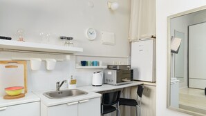 Studio Classic | Eget kök | Minikylskåp, mikrovågsugn, spishäll och brödrost