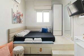 Iron/ironing board, free WiFi, bed sheets - Quiet Studio near Beach & Market (Tel Aviv)