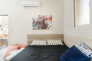 Classic Studio | Iron/ironing board, free WiFi, bed sheets - Quiet Studio near Beach & Market (Tel Aviv)