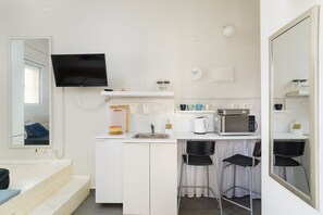 Classic Studio | Private kitchen | Mini-fridge, microwave, stovetop, toaster - Quiet Studio near Beach & Market (Tel Aviv)