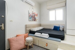 Classic Studio | Iron/ironing board, free WiFi, bed sheets - Quiet Studio near Beach & Market (Tel Aviv)