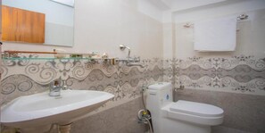 Shower, rainfall showerhead, towels, soap - MeroStay 014 Hotel KTM (Kathmandu)