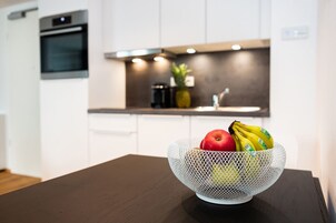 Full-sized fridge, oven, stovetop, dishwasher