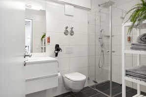 Grand Studio, Non Smoking, Private Bathroom | Bathroom | Shower, hair dryer, towels, soap - SERVENTO Boardinghouse (Erlangen)