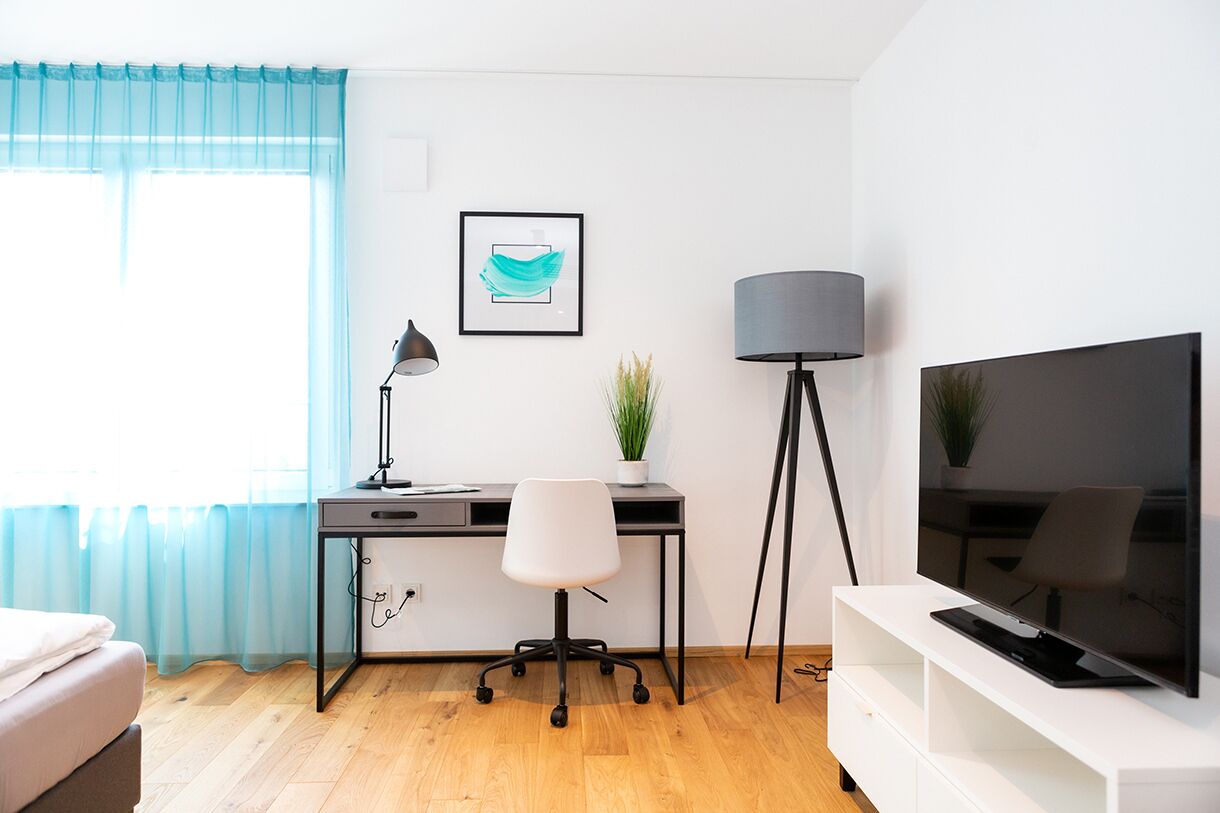 Zimmersafe, Schreibtisch, laptopgeeigneter Arbeitsplatz