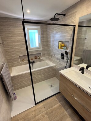 Regadera, toallas, papel de baño 