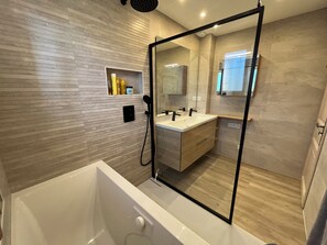 Dusche, Handtücher, Toilettenpapier