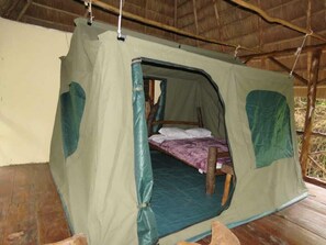 Tente | Lit avec matelas Ă plateau-coussin, bureau