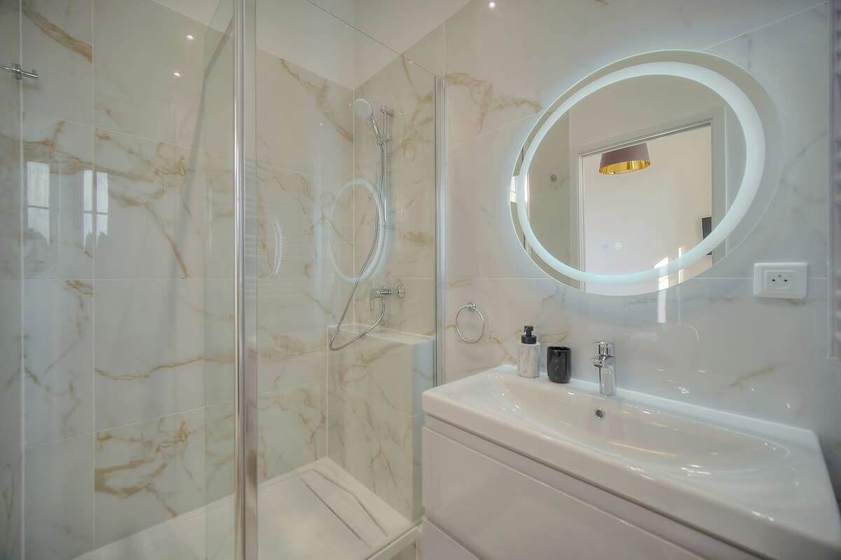 Shower, hair dryer, towels, shampoo