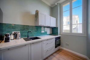 Kühlschrank, Mikrowelle, Ofen, Herdplatte