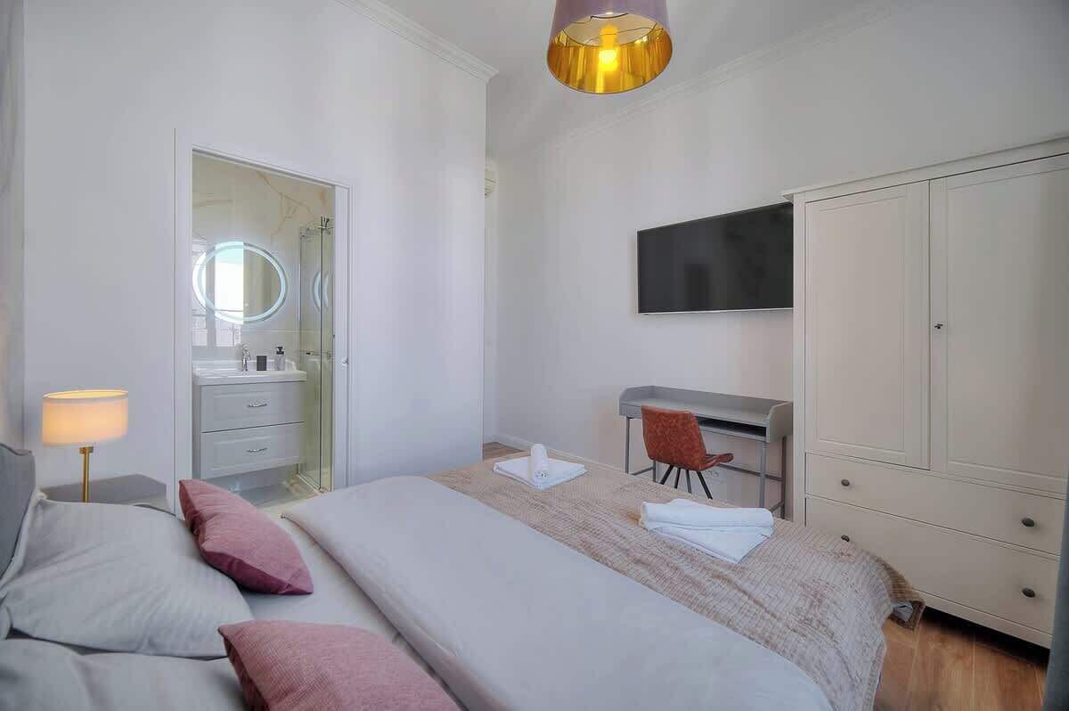 4 habitaciones, escritorio y tabla de planchar con plancha 