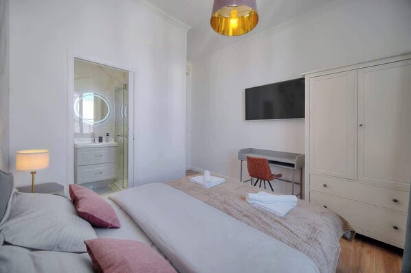 4 Schlafzimmer, Schreibtisch, Bügeleisen/Bügelbrett, Reisekinderbett