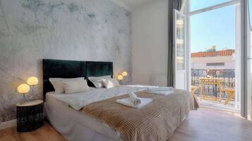 4 chambres, bureau, fer et planche à repasser, lit parapluie