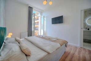 4 bedrooms, desk, iron/ironing board, travel crib