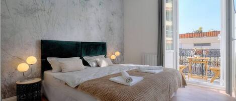 4 bedrooms, desk, iron/ironing board, travel crib