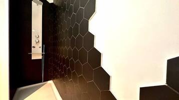 Douche, sĂšche-cheveux, serviettes fournies