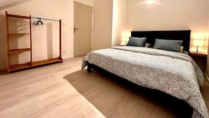 Una camera da letto con un letto, un armadio guardaroba e una finestra a lucernario.