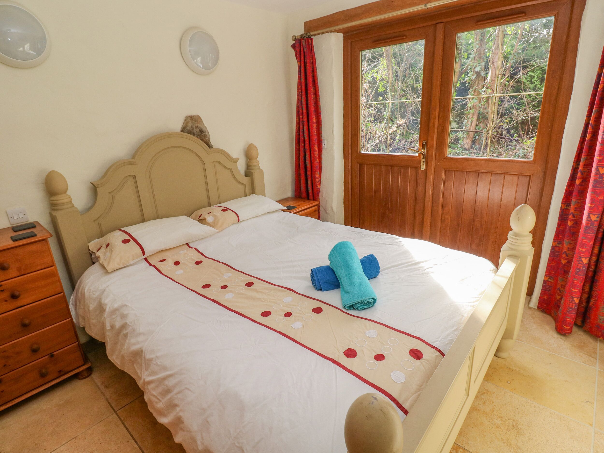 1 habitación, decoración personalizada y muebles diferentes 