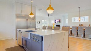 House (5 Bedrooms) | Private kitchen | Fridge, microwave, oven, coffee/tea maker