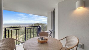 Outdoor dining - 322 D Shipwatch by Avantstay Community Pool Access & Close to Beach! (Isle of Palms)