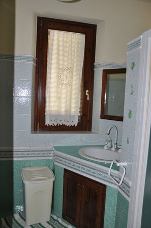 Shower, hair dryer, bidet, towels - Villa Giusy Superior (Sant'Andrea Bonagia)