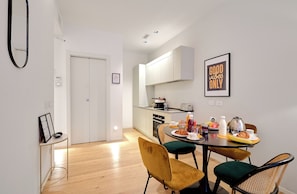 Departamento Deluxe, 1 cama matrimonial y sofá cama, cocina | Área de sala de estar | Televisión y servicios de streaming