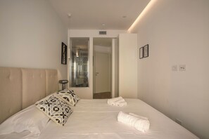 Apartamento luxo, 2 quartos, 2 banheiros | 2 quartos, escrivaninha, espaço de trabalho para notebook