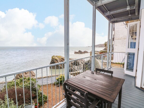 Outdoor dining - Val's Seaview (Ilfracombe)