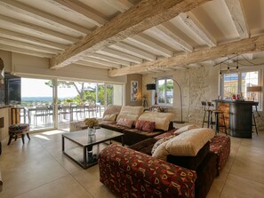 TV connectée, baby-foot, table de tennis de table, livres