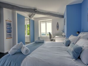 6 bedrooms, in-room safe, desk, iron/ironing board