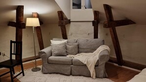 A cozy room with a grey sofa, a small table, and a lamp. - Charming Apartment in the Heart of Stockholm! (Stockholm)