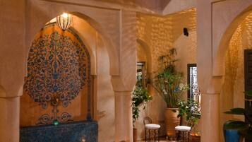 Una piscina techada, sillones reclinables de piscina