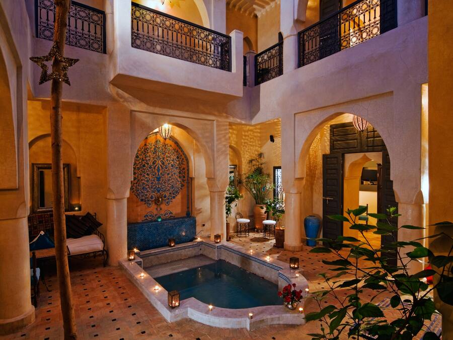 Una piscina cubierta, tumbonas