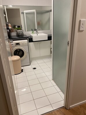 Dusche, Whirlpool, Haartrockner, Bidet